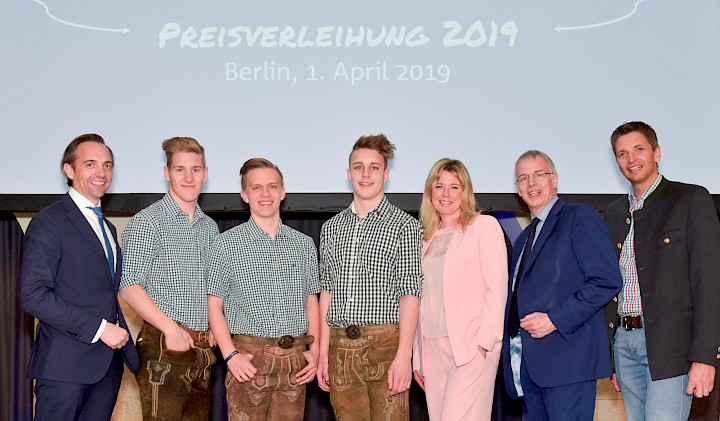 (v.li.n.re.): Gerald Resch (österreichischer Bankenverband), die Österreich-Finalisten der HAK Zell/See, Julia Topar und Andreas Krautscheid (deutscher Bankenverband), Günter Volgger (Lehrer HAK Zell/See)